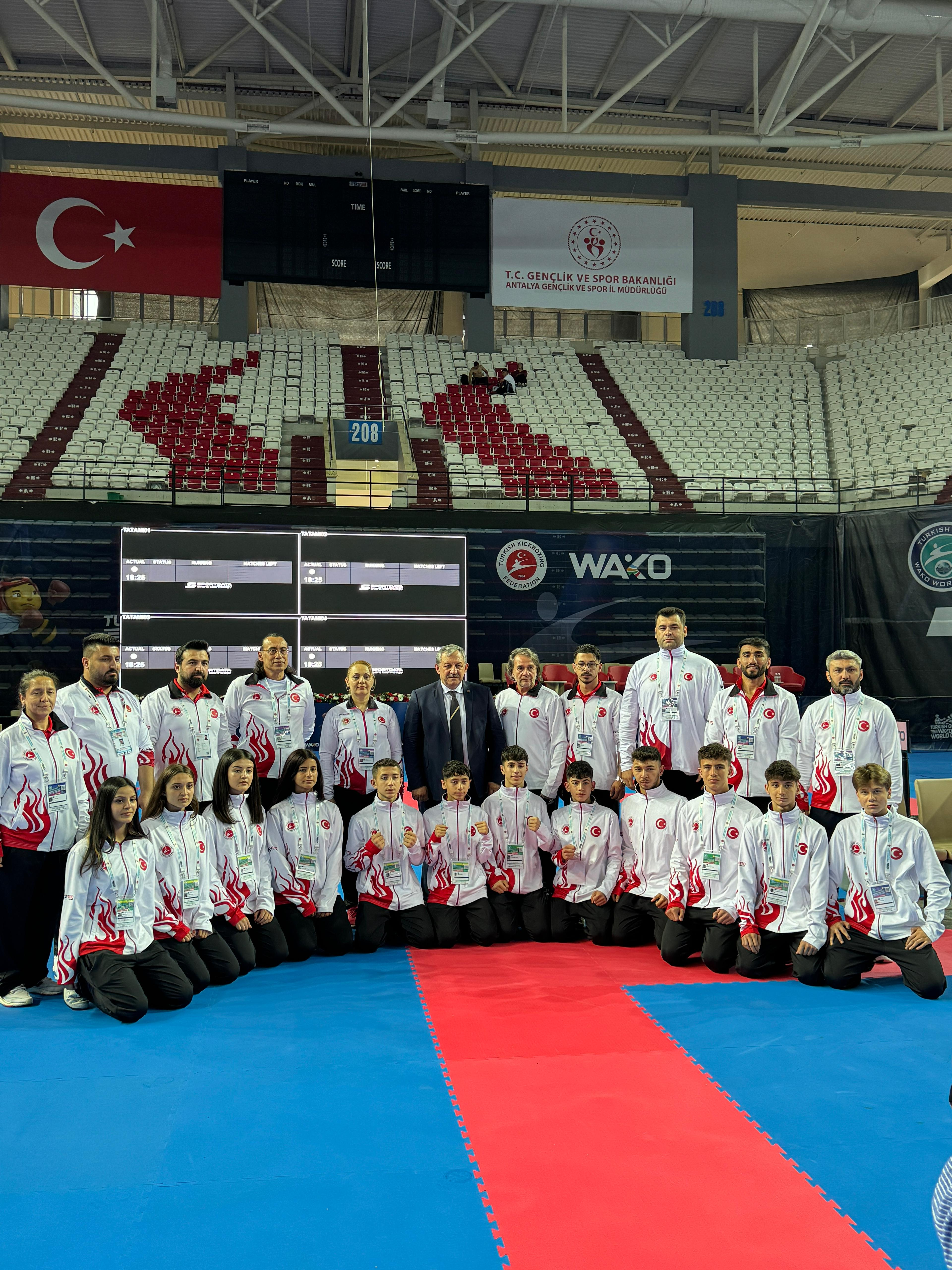 Arı Fıght Club milli takım fotoğrafı 16